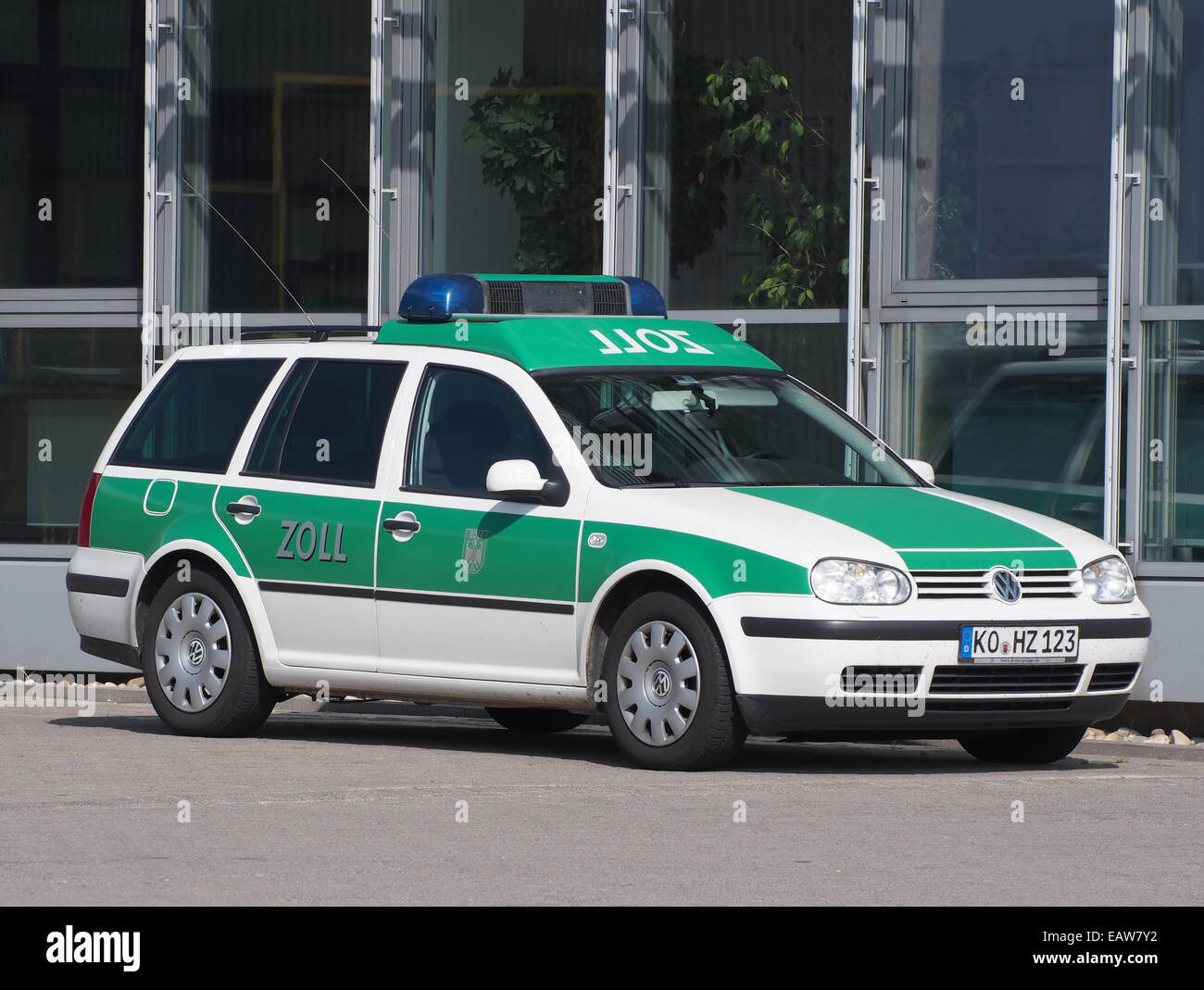 Un veicolo Volkswagen Zoll viene fotografato all'aeroporto di Francoforte-Hahn, utilizzato per operazioni doganali e logistiche in questo aeroporto tedesco. Foto Stock