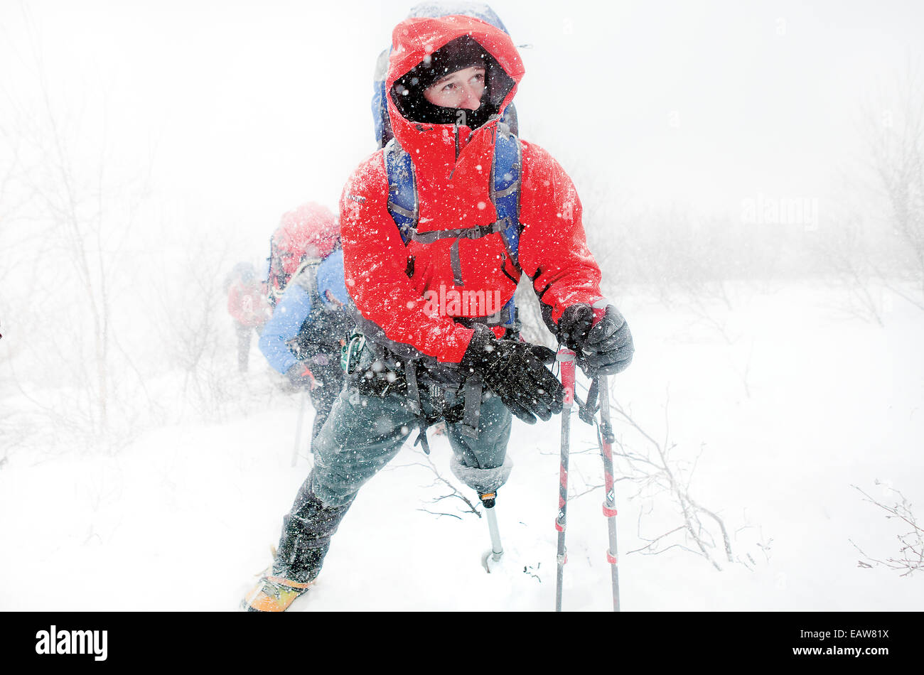 Un uomo attende al freddo per iniziare una salita neve nel tempo witner in North Conway, New Hampshire. Foto Stock