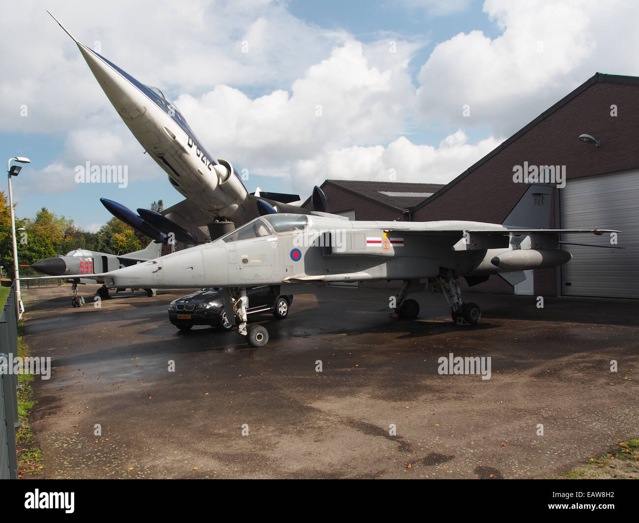Il SEPECAT Jaguar XZ357 è un aereo militare esposto presso la collezione Piet Smits di Baarlo, Paesi Bassi. Il Jaguar è un jet utilizzato da varie forze aeree per attacchi al suolo e missioni di ricognizione. Foto Stock