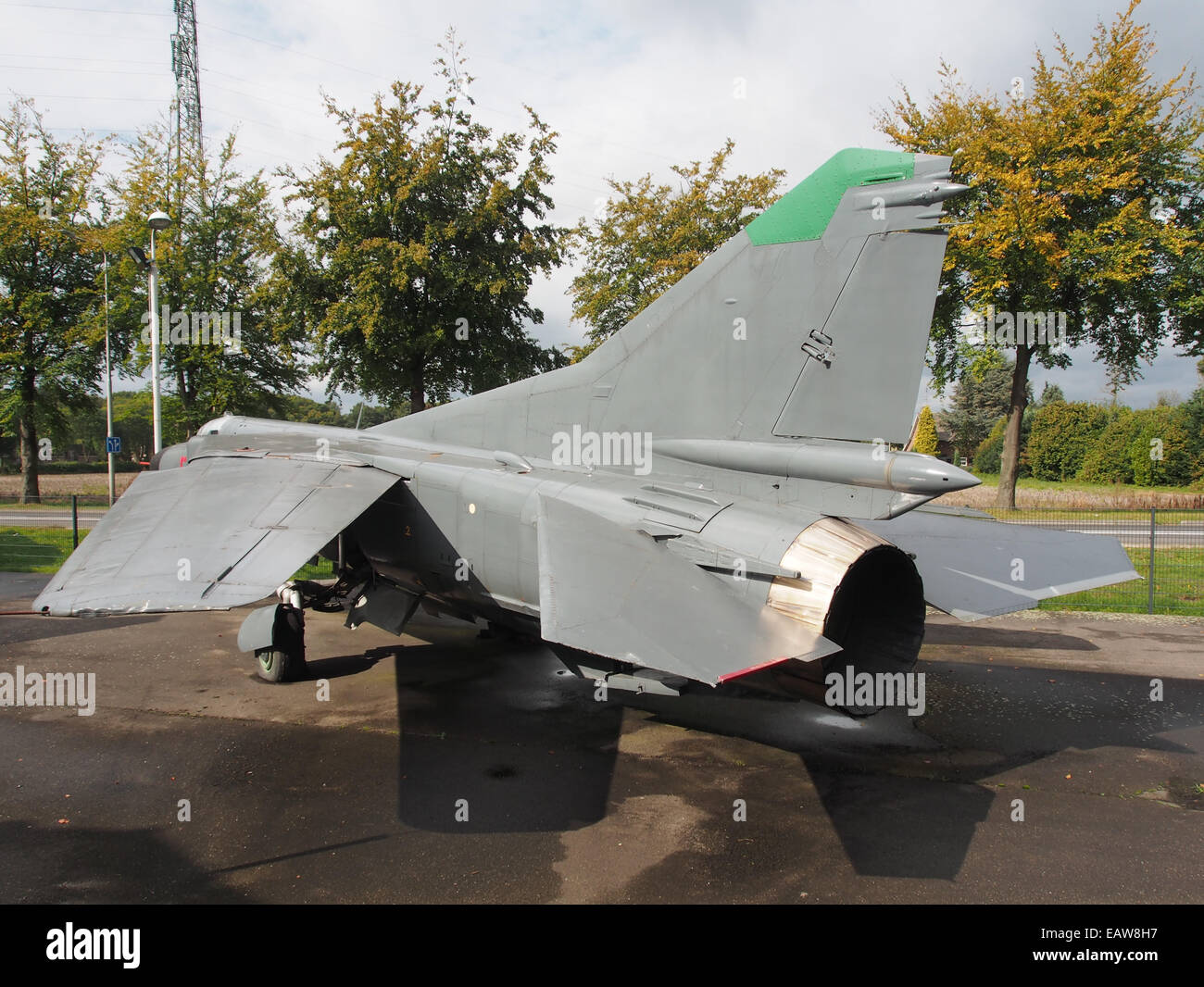 Il Mikoyan-Gurevich MIG-23MF Flogger, in mostra alla collezione Piet Smits di Baarlo, Paesi Bassi, è un caccia jet dell'era sovietica. Questo velivolo è stato progettato per la versatilità, in grado sia di superiorità aerea che di ruolo di attacco al suolo durante il suo servizio. Foto Stock
