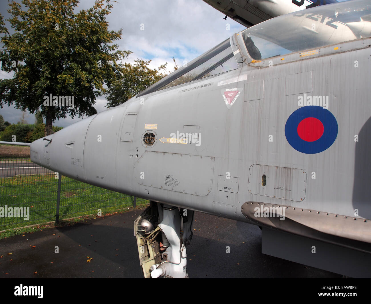 SEPECAT Jaguar XZ357, un aereo da attacco britannico, è in mostra nella collezione Piet Smits a Baarlo, Paesi Bassi. Questo aereo fa parte di una collezione di aviazione storica. Foto Stock