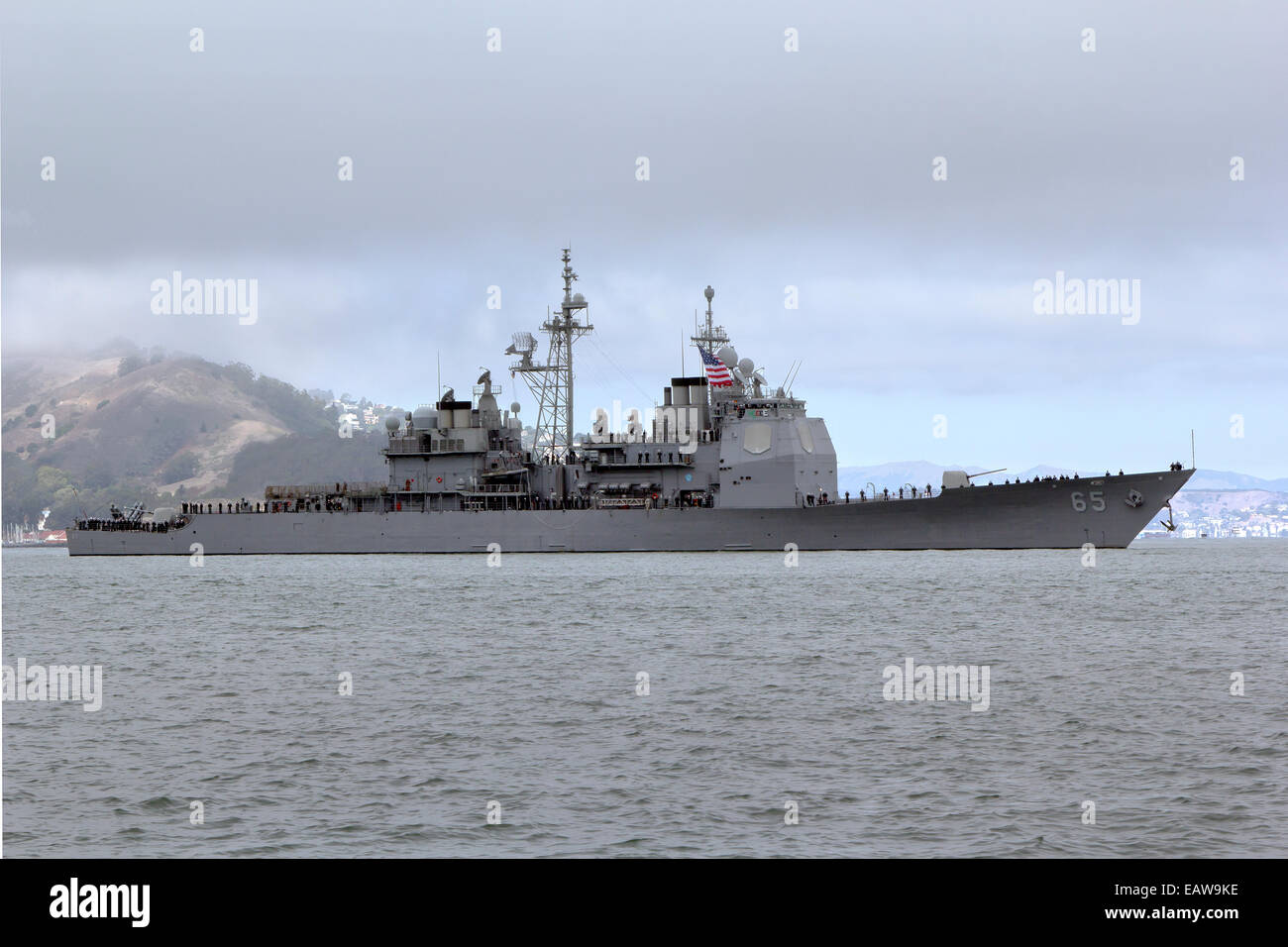 Il Ticonderoga-class guidato-missili cruiser USS Chosin (Cg-65) entra nella Baia di San Francisco nel mese di ottobre del 2014. Foto Stock