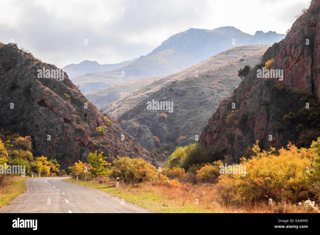La vista della strada in Armenia in autunno Foto Stock
