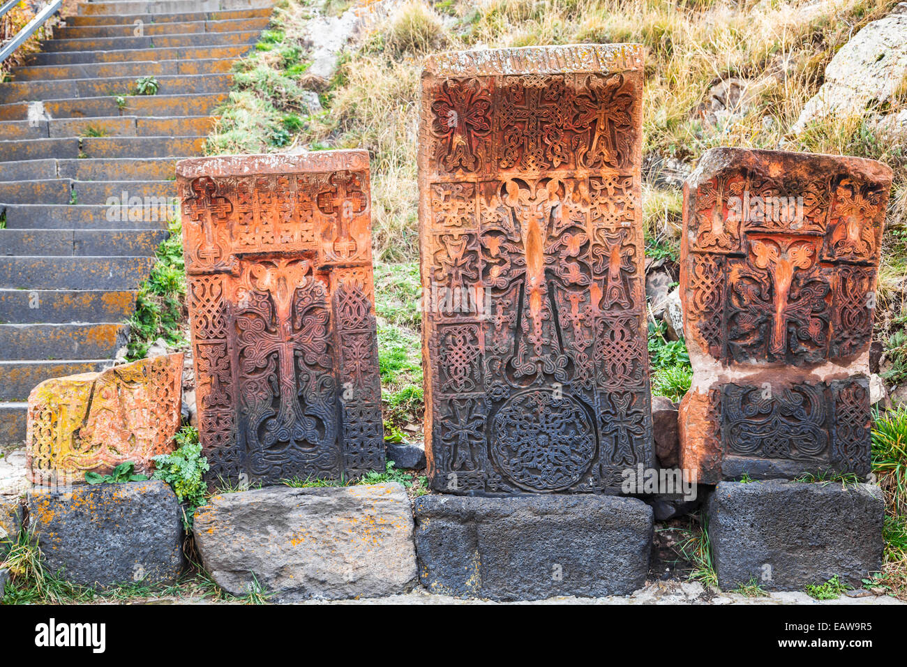 Khachkars sono comunemente utilizzate come pietra tombale ma qualche volta sono anche utilizzate come memoriali. Foto Stock