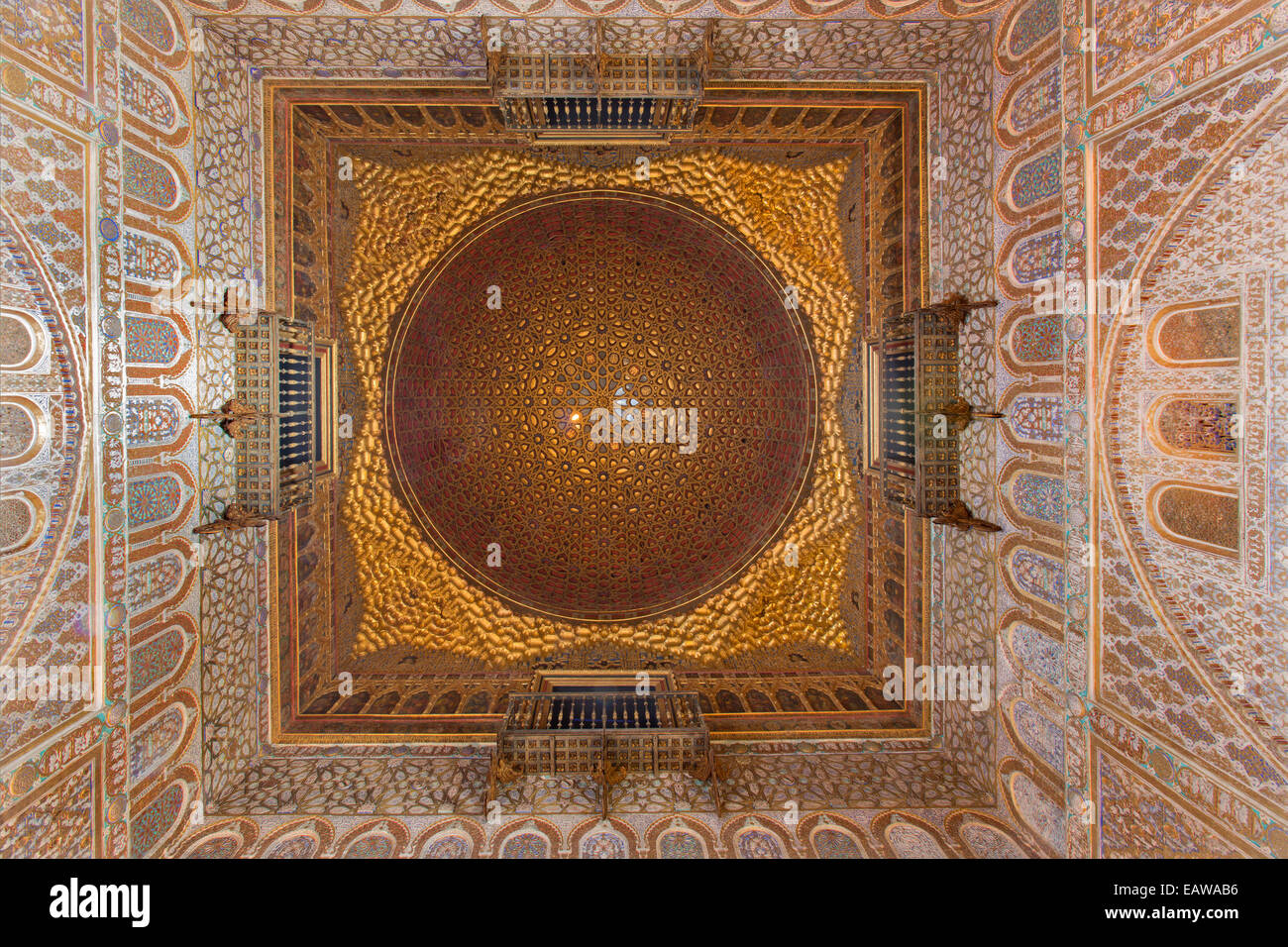 Siviglia, Spagna - 28 ottobre 2014: la cupola della hall degli Ambasciatori nell'Alcazar di Siviglia. Foto Stock
