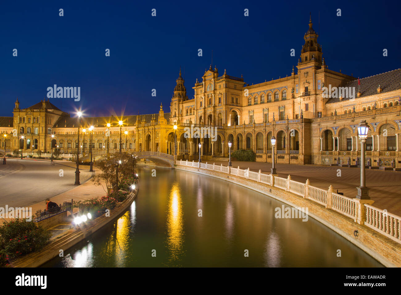 Siviglia - Plaza de Espana piazza progettata da Anibal Gonzalez (1920s) in Art Deco e stile Neo-Mudejar al crepuscolo. Foto Stock
