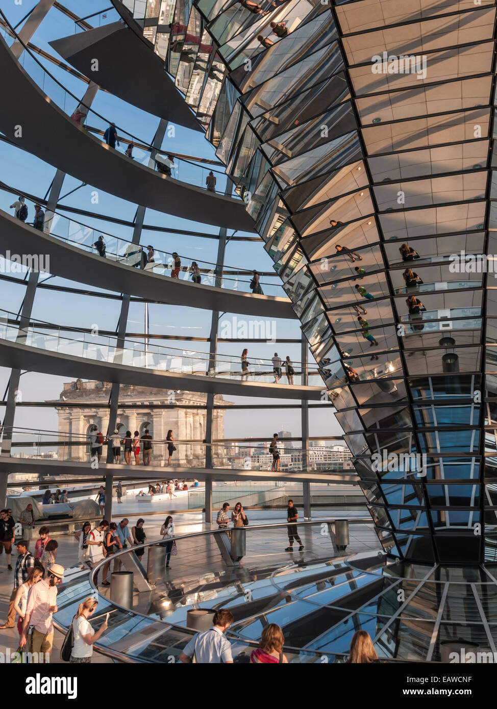 I visitatori sono la raccolta sotto la cupola di vetro sulla parte superiore del Reichstag di Berlino, il tedesco di casa del parlamento. Foto Stock