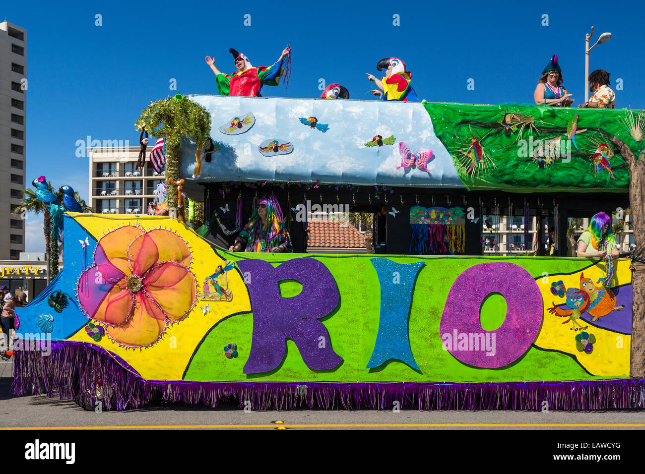 Mardi Gras festaioli sulla Sfilata carri allegorici in Galveston, Texas, Stati Uniti d'America. Foto Stock