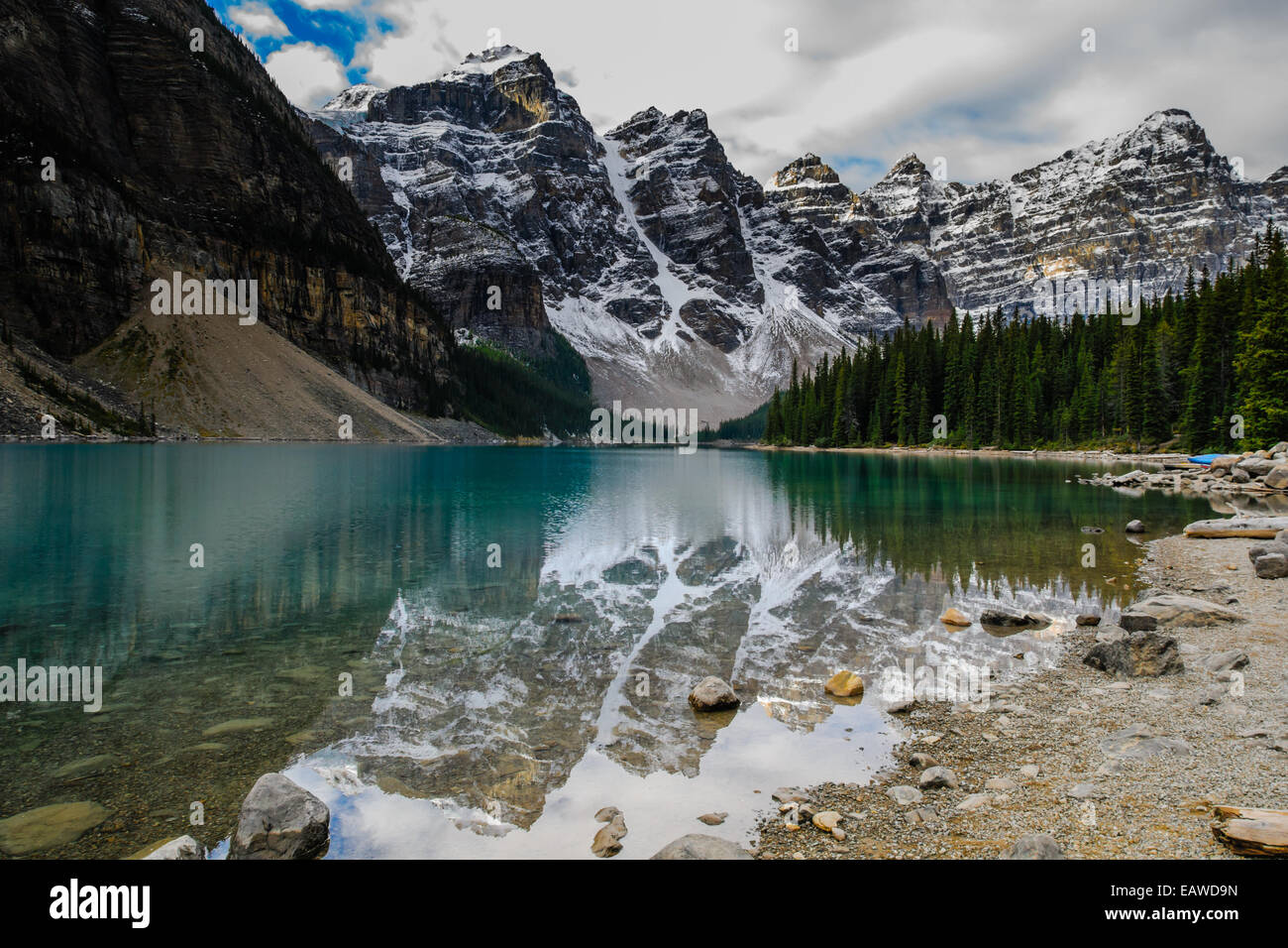 Scenic paesaggio di montagna del Lago Moraine e la valle di dieci picchi, il Parco Nazionale di Banff Alberta Canada Foto Stock