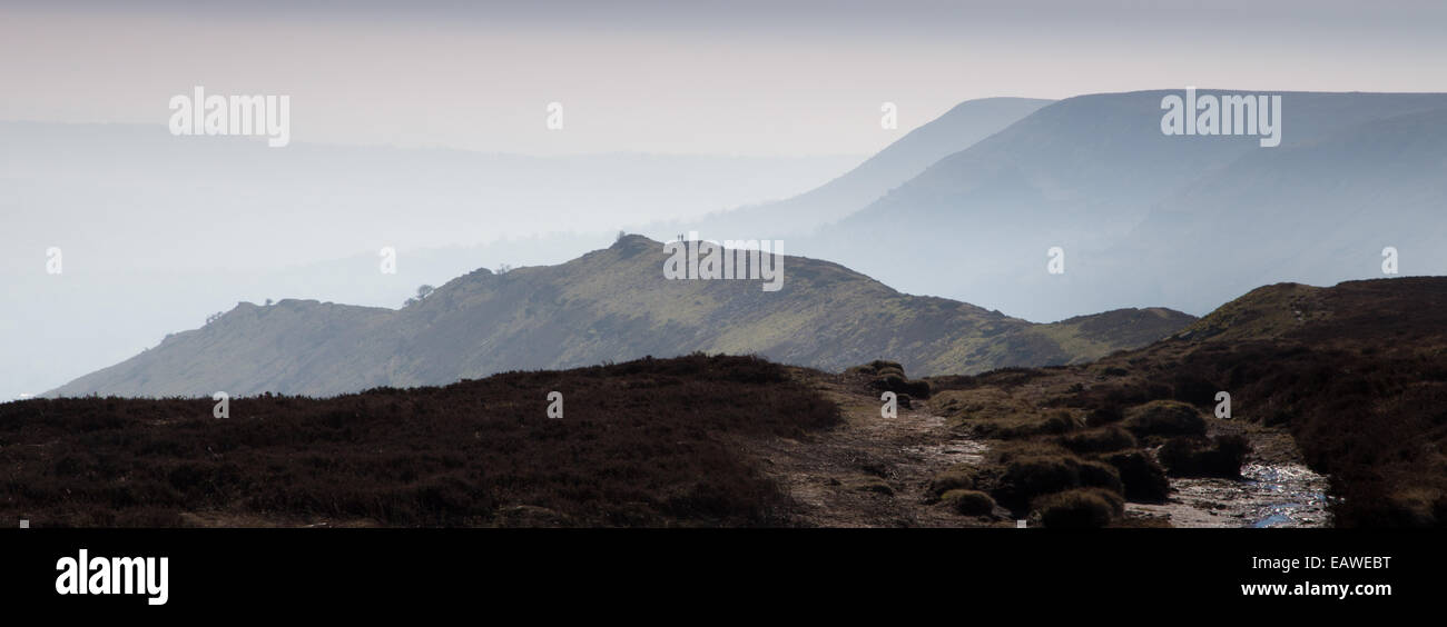 Foschia mattutina vista dalla collina di nero sopra la valle Olchon, in Montagna Nera Foto Stock