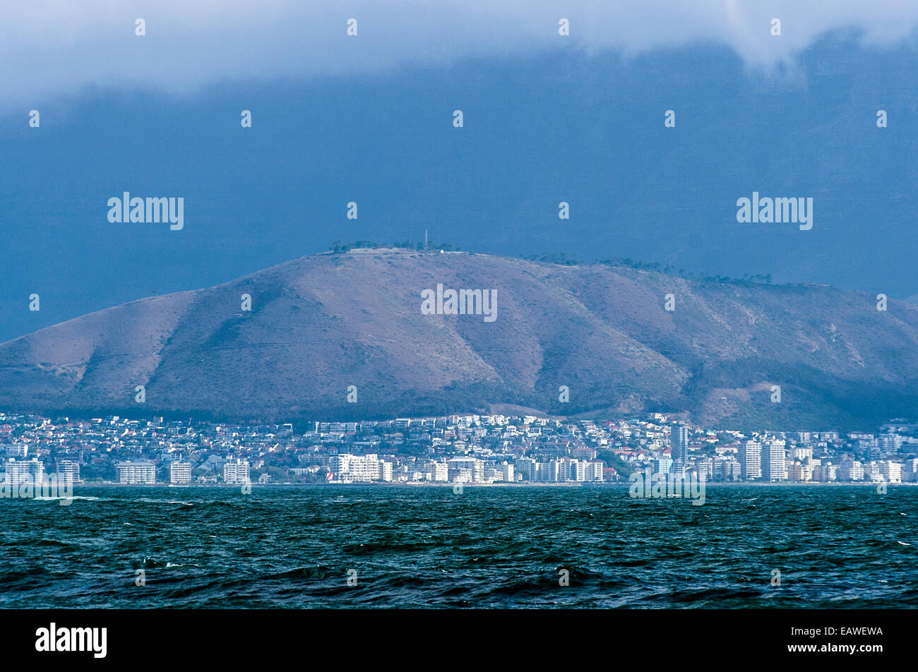 La città e la periferia di Città del Capo di tutta la baia della tavola sul canale del mare. Foto Stock