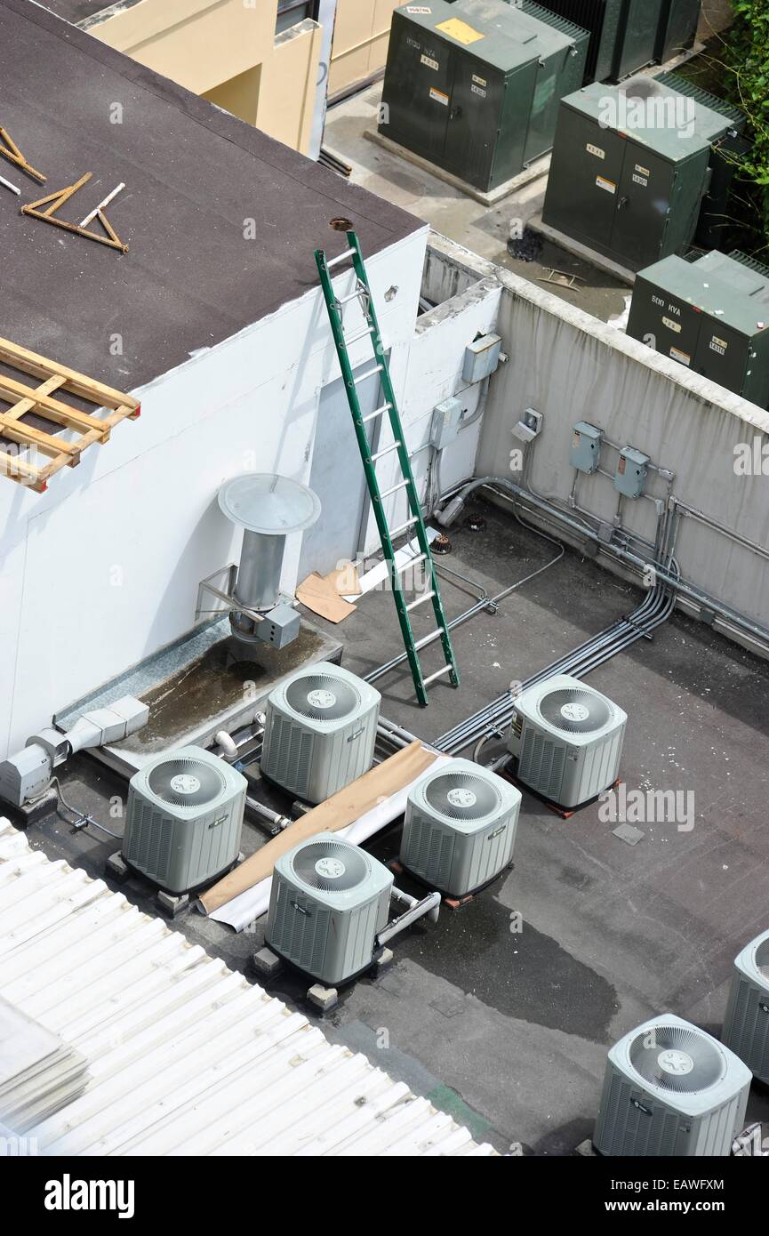 Una vista di unità di condizionamento dell'aria sul tetto del Multiplaza Mall. Foto Stock