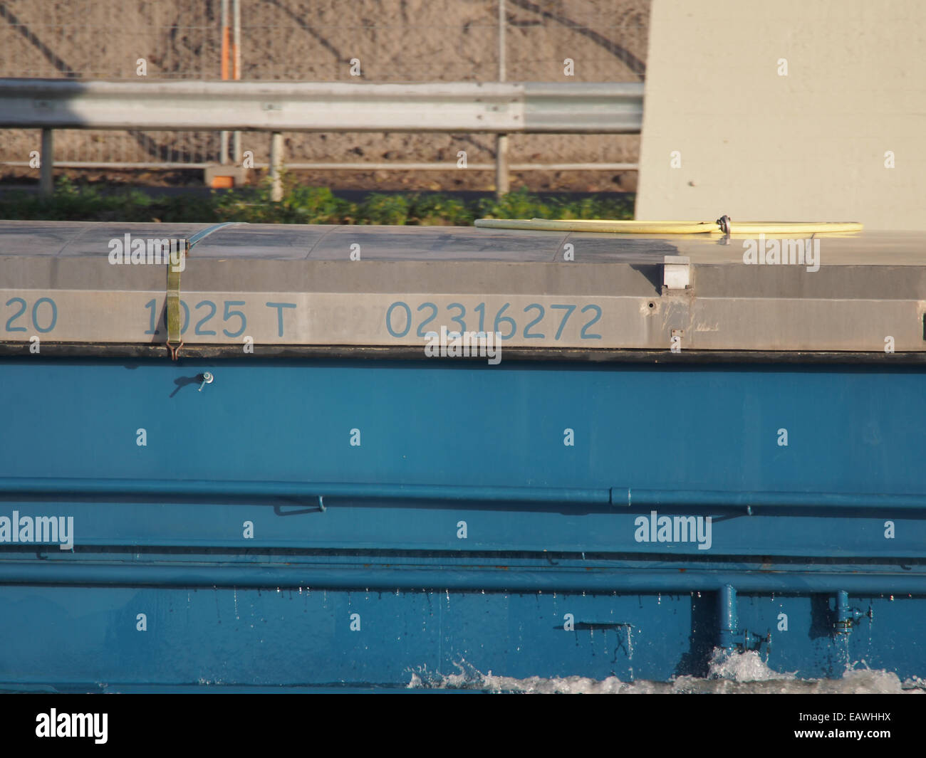 Questa immagine mostra l'Isandra (ENI 02316272), una nave da carico che naviga sul canale Amsterdam-Reno. La nave fa parte della rete europea delle vie navigabili interne, utilizzata per il trasporto di merci attraverso la regione. Foto Stock