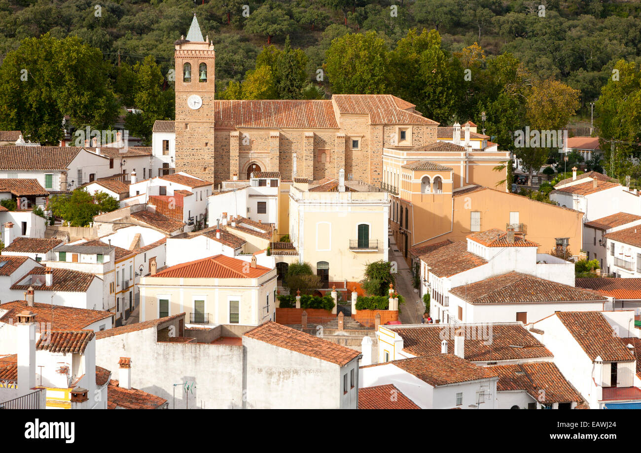 Chiesa e case nel villaggio di Almonaster La Real, Sierra de Aracena, provincia di Huelva, Spagna Foto Stock