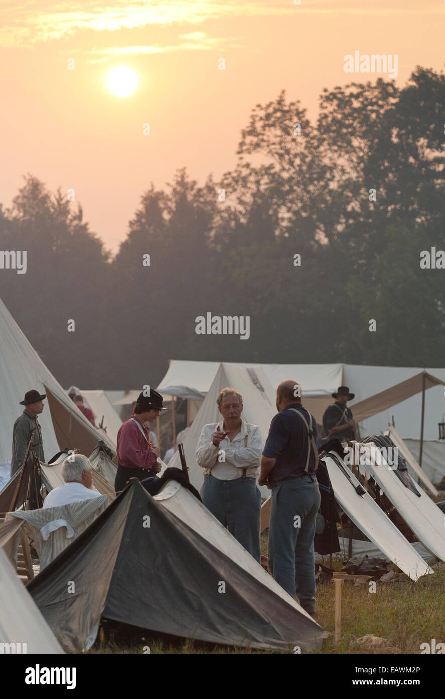 Soldati a sunrise durante una guerra civile rievocazione storica encampment. Foto Stock