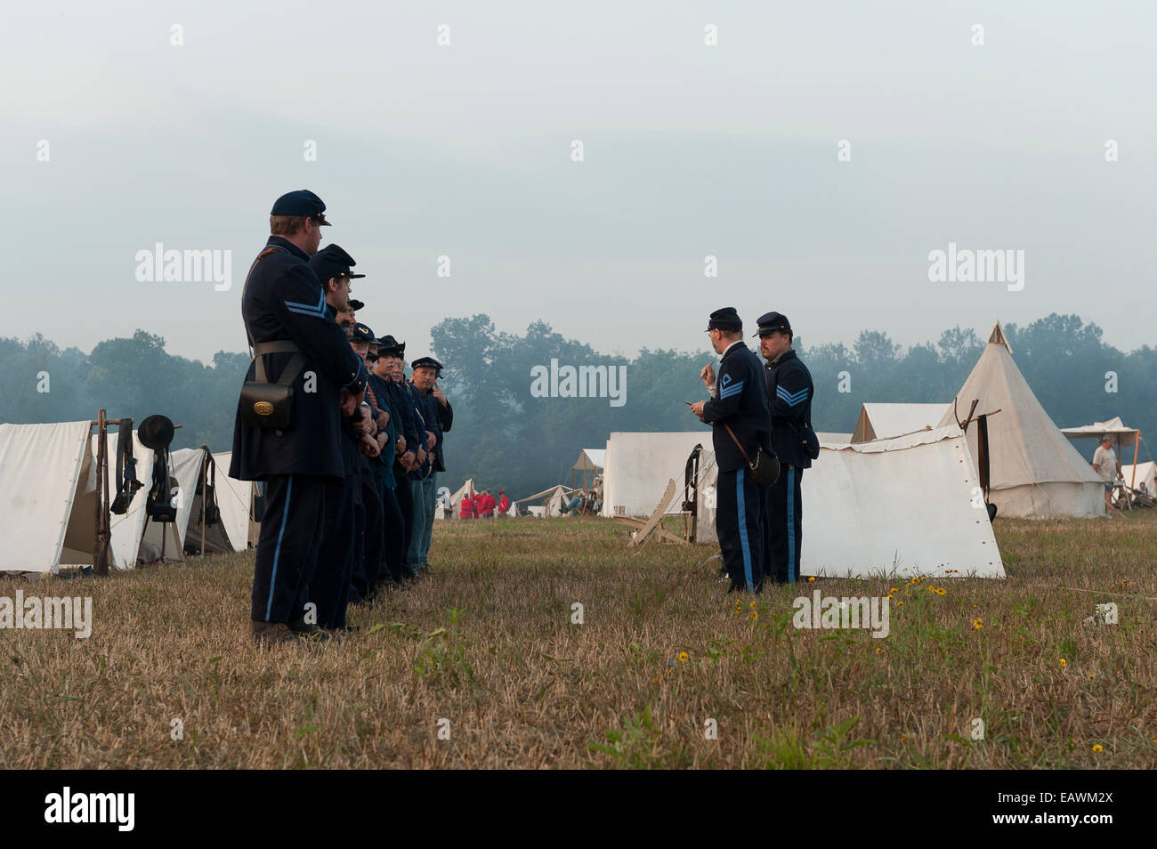 Allineare i soldati in corrispondenza di una prima battaglia di Manassas Guerra civile rievocazione storica. Foto Stock