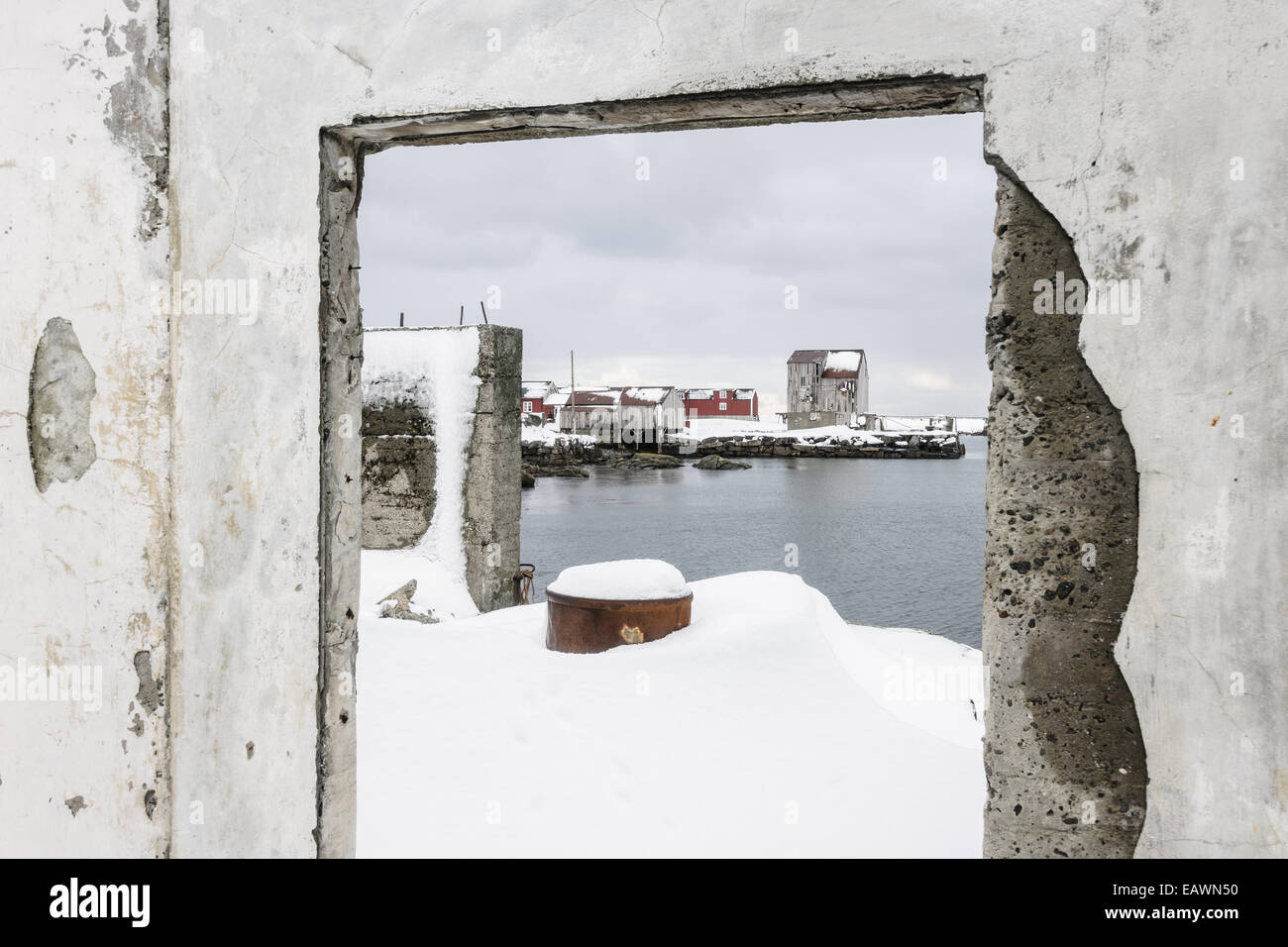 Porto innevato visto attraverso una porta rovina arch Foto Stock