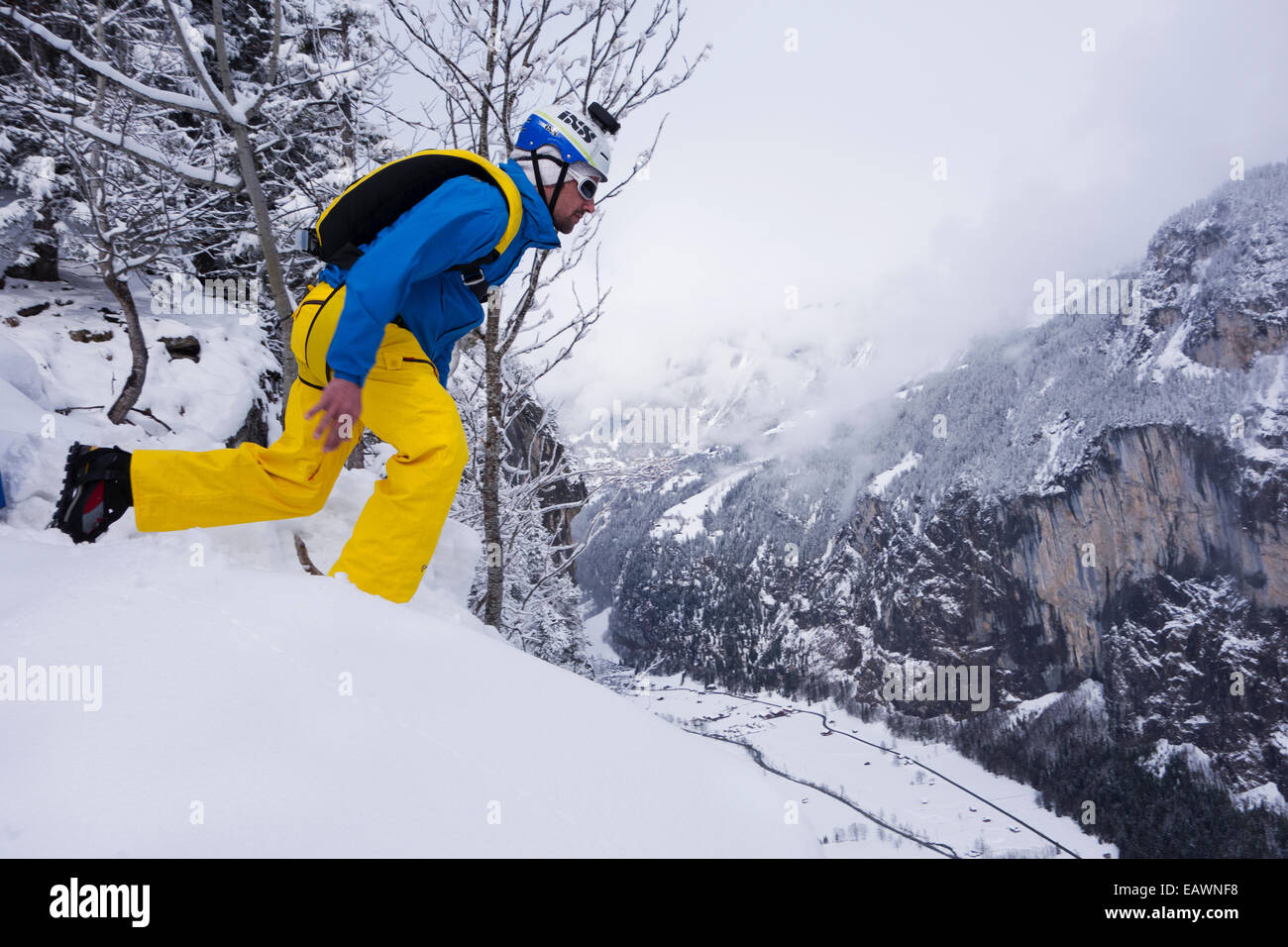 Ponticello di base sta uscendo da una rupe verso il basso nella profonda valle. In tal modo egli mantenendo le sue braccia fino a essere stabile e salvare. Foto Stock