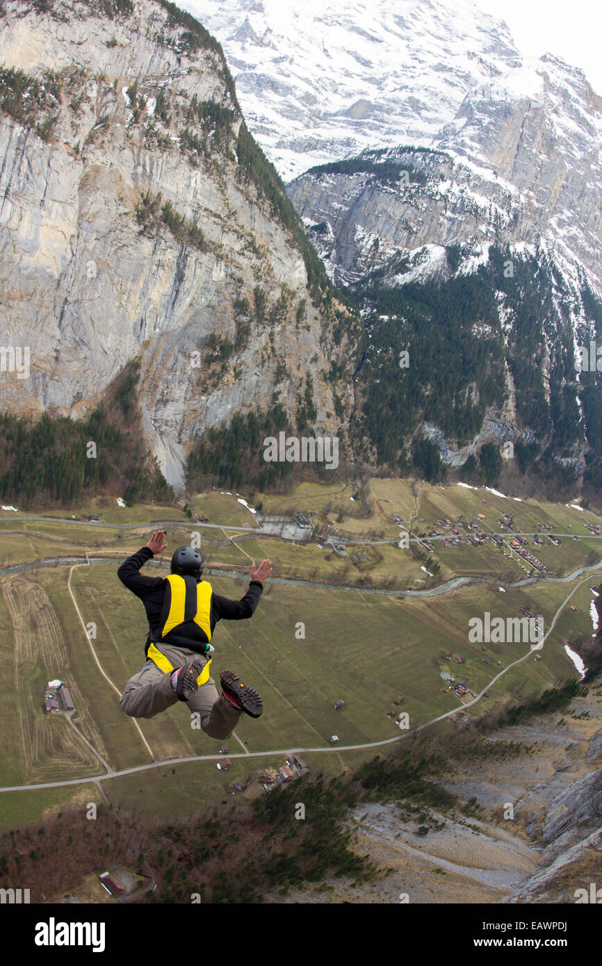 BASE jump da una scogliera. La ultimate kick per fare un salto in oggetto con una wingsuit su volare e di prossimità lungo la montagna. Foto Stock