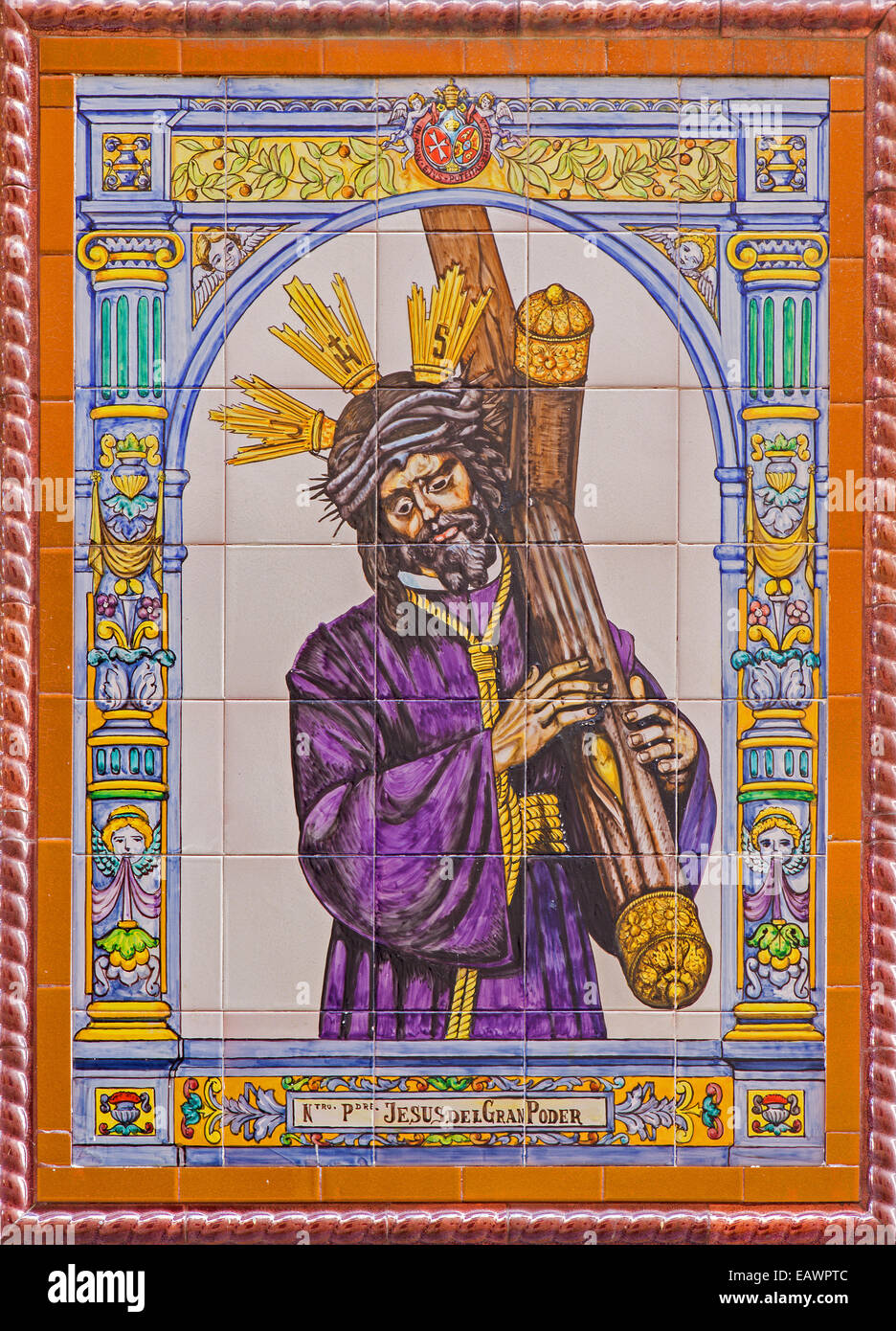 Siviglia - con piastrelle di ceramica in Cristo con la croce dalla Manifattura "Campos" dal Vertice di Siviglia sulla facciata della chiesa. Foto Stock