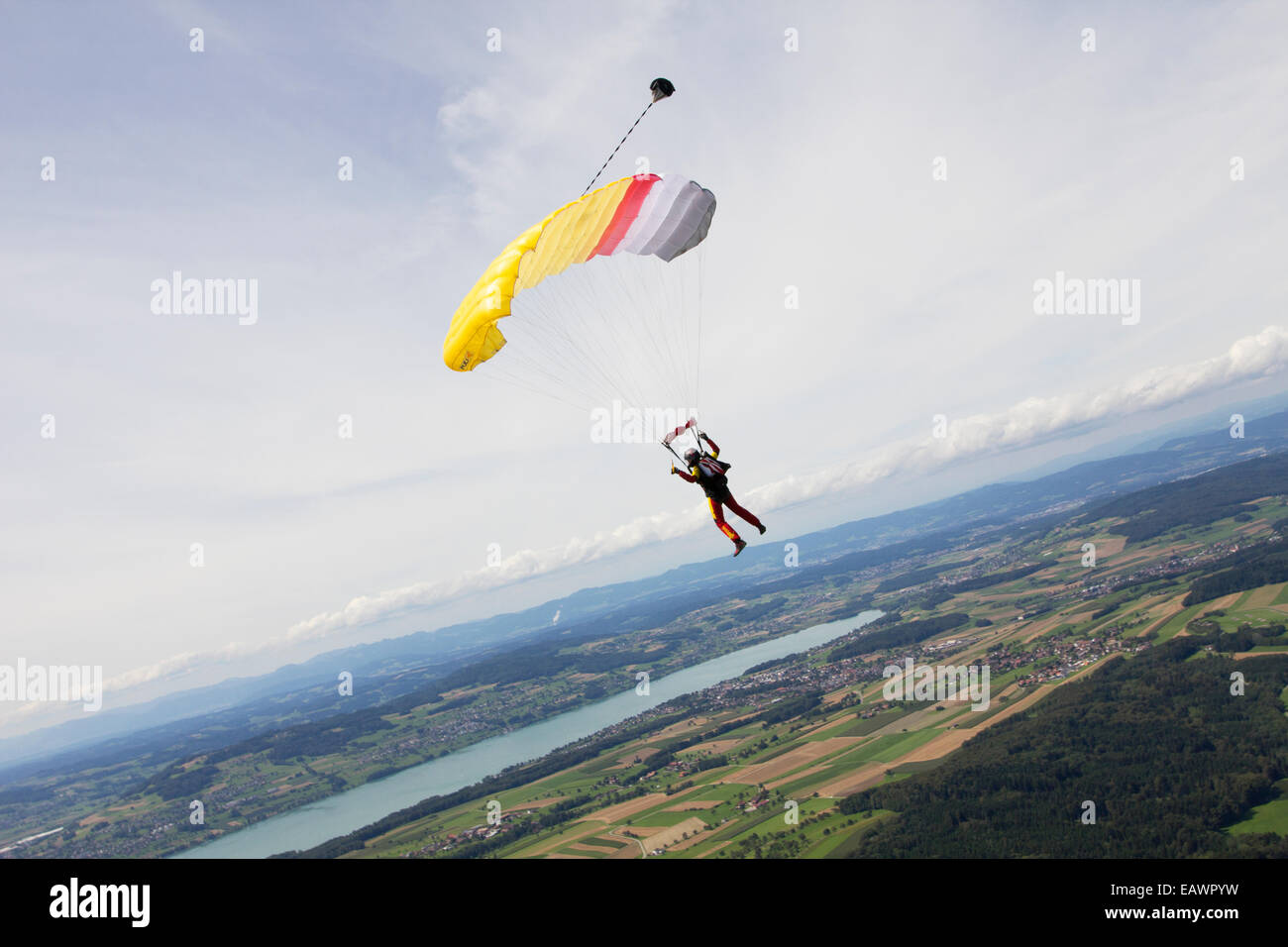 Paracadutista sotto la tettoia si sta avvicinando alla zona di sbarco. Speriamo che lui è lo sbarco salva dopo una buona skydive il salto. Foto Stock