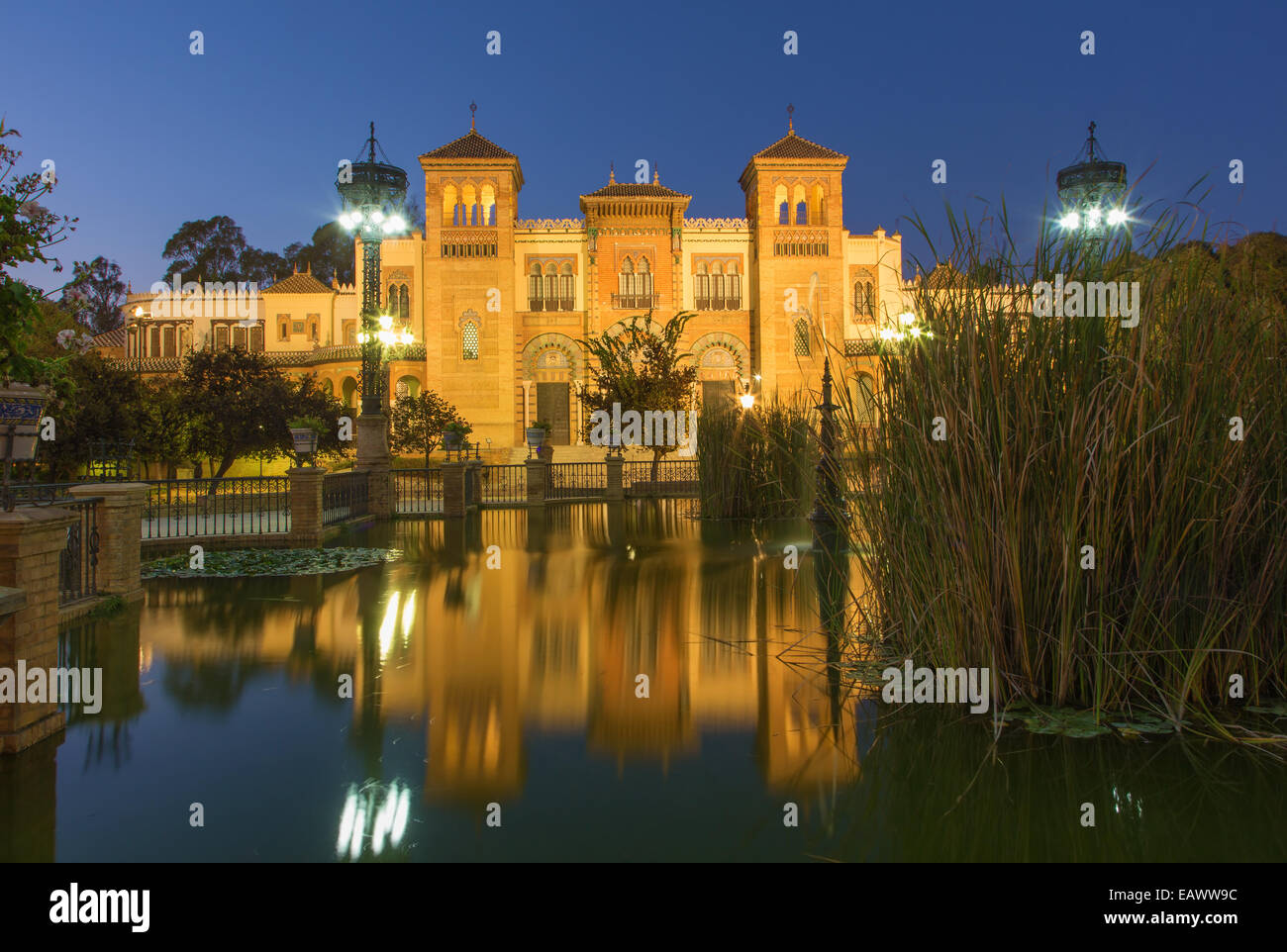Siviglia - Il Museo delle Arti e Tradizioni Popolari (Museo di Artes y Costumbres Populares) al tramonto. Foto Stock