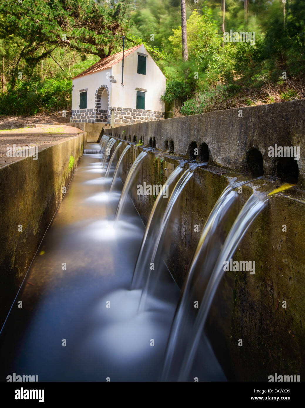 Acqua versando nei flussi in un calcestruzzo levada Foto Stock