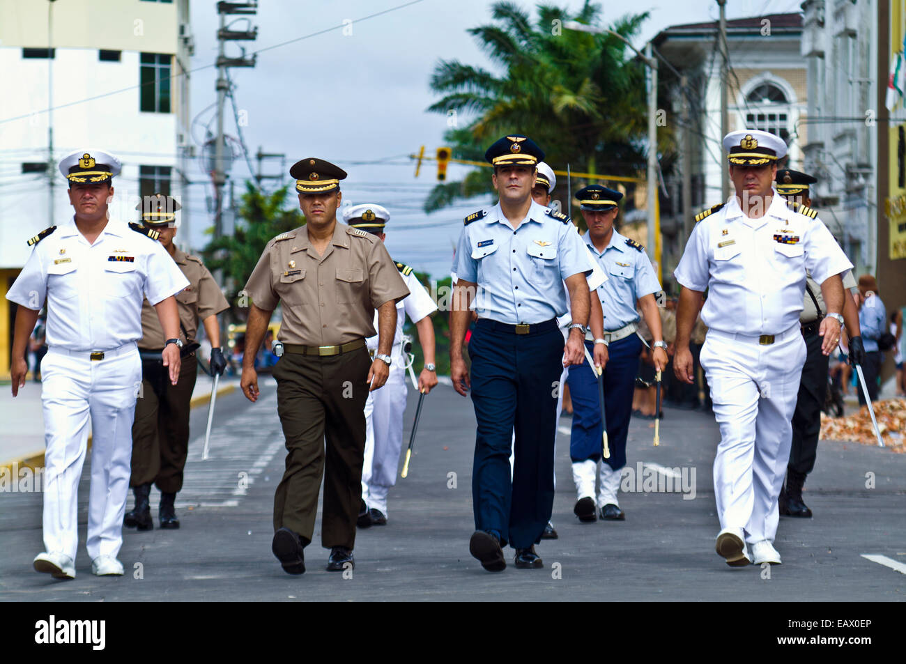 Peruviano ufficiali militari dell'esercito, Aeronautica militare e la marina parade intorno alla Plaza de Armas. Foto Stock