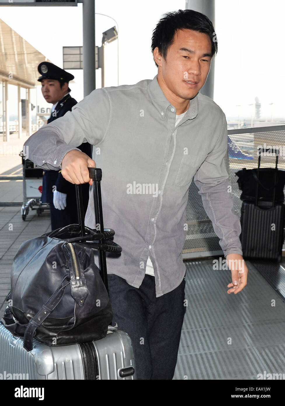 Osaka, Giappone, il 19 novembre 2014. Xix Nov, 2014. Shinji Okazaki Calcetto : Giapponese avanti Shinji Okazaki di 1.FSV Mainz 05 lascia presso l'Aeroporto Internazionale di Kansai di Osaka in Giappone, il 19 novembre 2014 . © AFLO/Alamy Live News Foto Stock