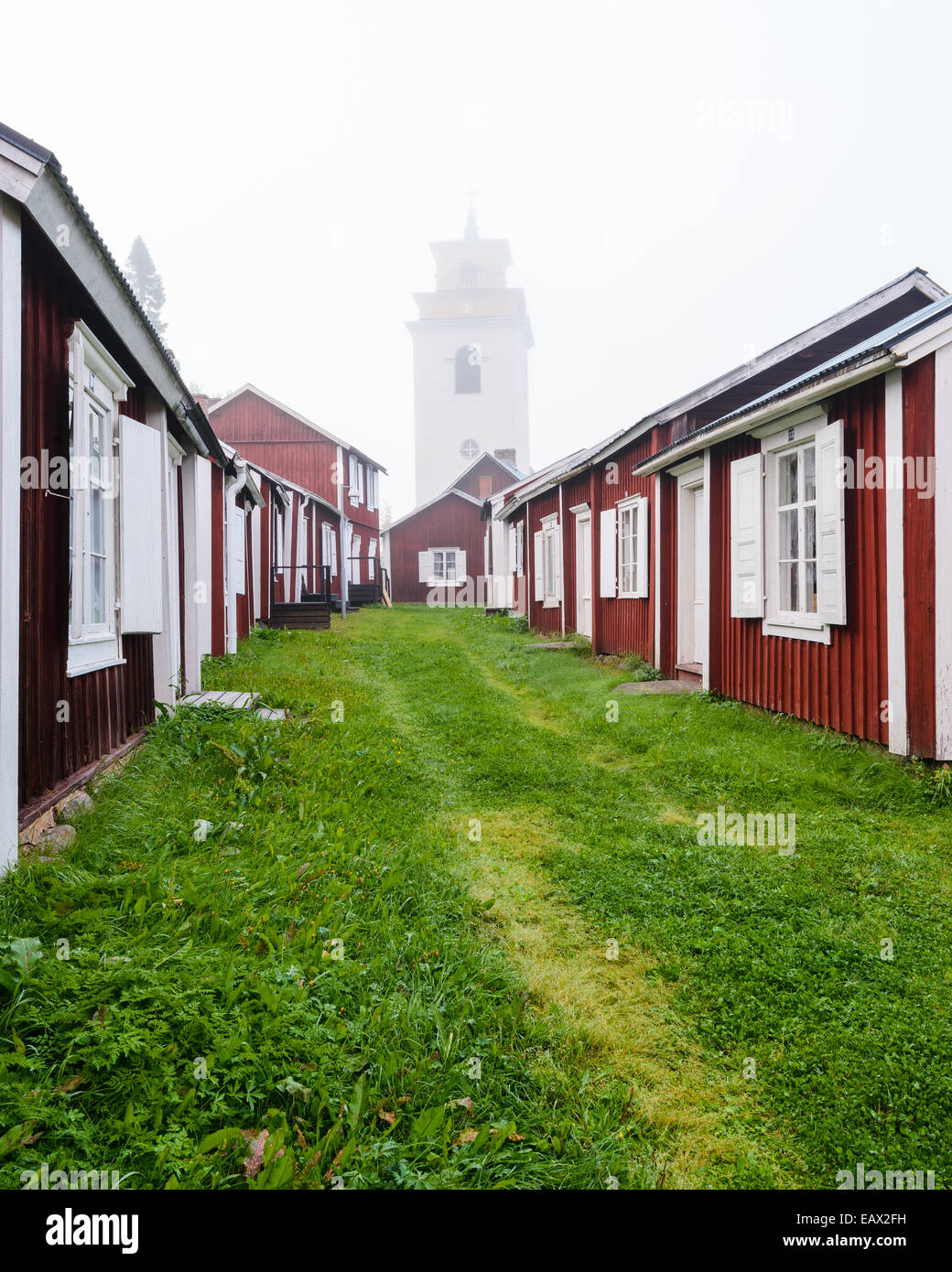 Corsia erbose tra cabine in legno Foto Stock