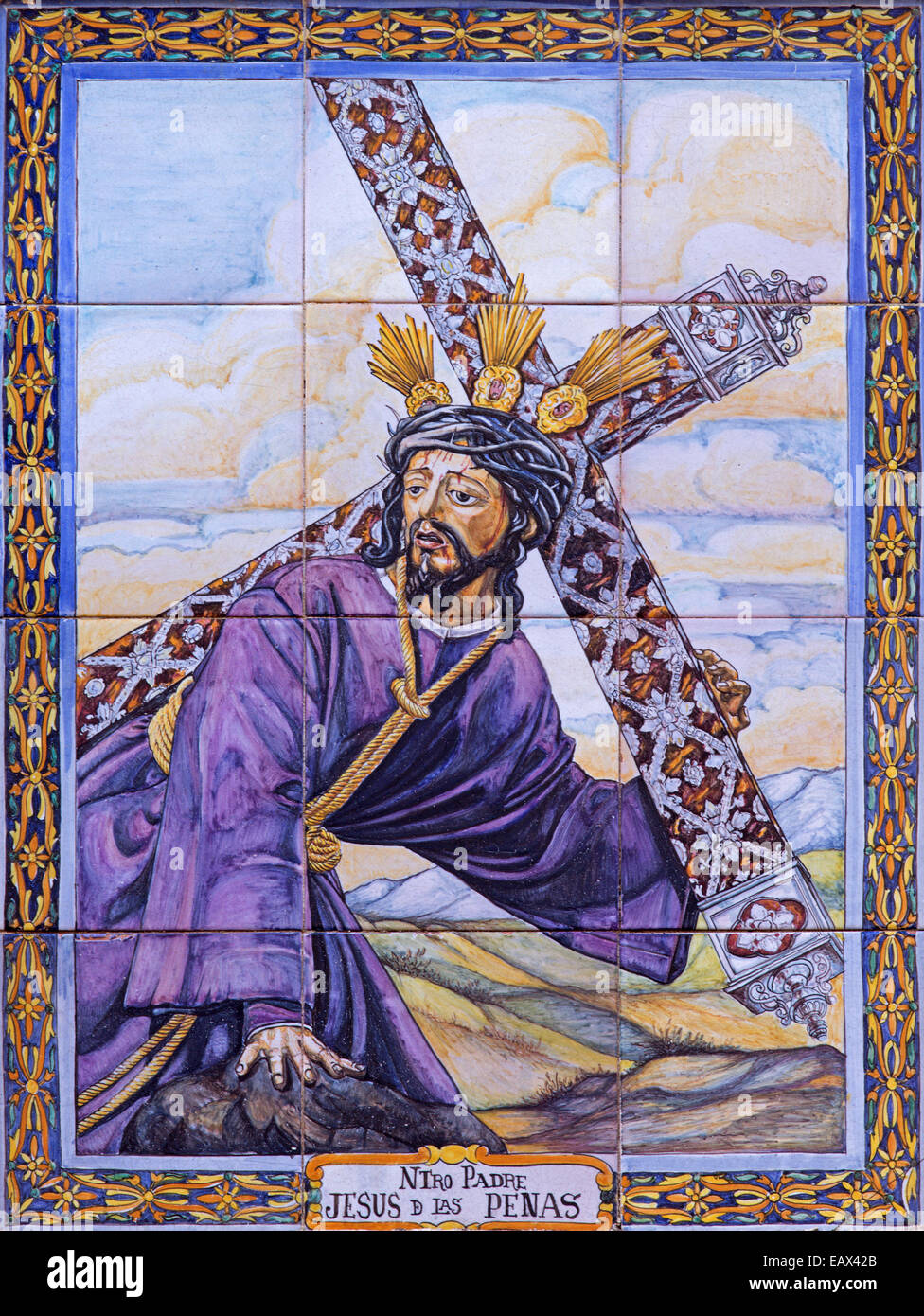 Siviglia - con piastrelle di ceramica in Cristo con la croce da Juan Aragona dal 20. cento. Sulla facciata della chiesa Iglesia de San Esteban. Foto Stock