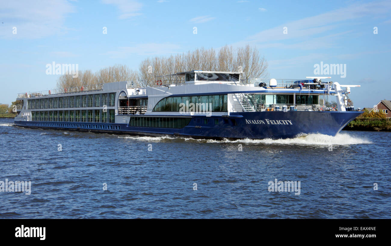 L'Avalon Felicity, identificato da ENI 02332007, è catturato sul canale di Amsterdam-Reno nella foto 1. Questa nave fa parte della flotta commerciale che naviga sul canale, utilizzata per il trasporto di merci attraverso le vie navigabili interne dei Paesi Bassi. Foto Stock