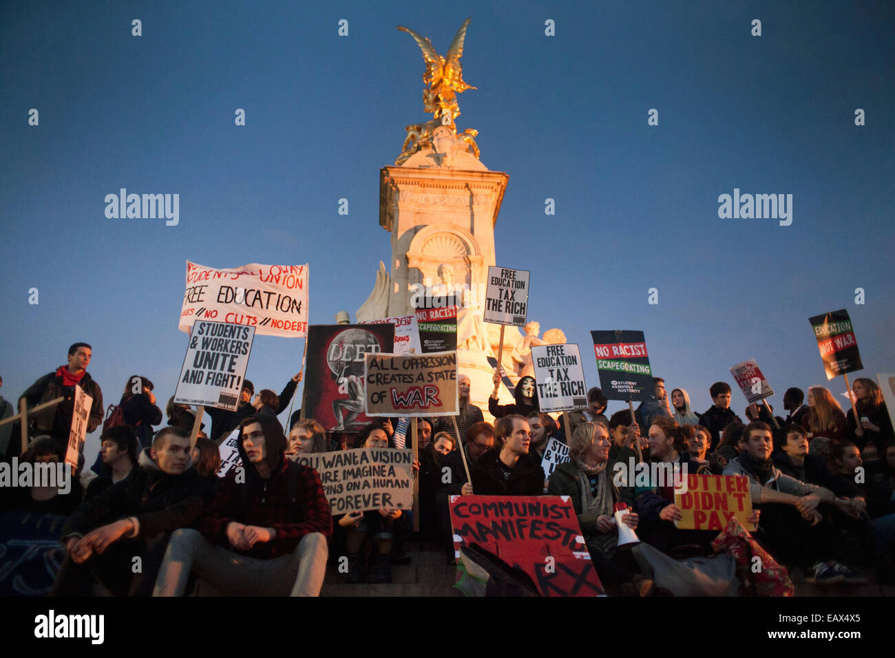 Gli studenti che hanno rotto lontano dal rally ufficiale si sono riuniti sotto la regina Victoria Memorial fuori Buckingham Palace, molti chiedono una rivoluzione. Foto Stock