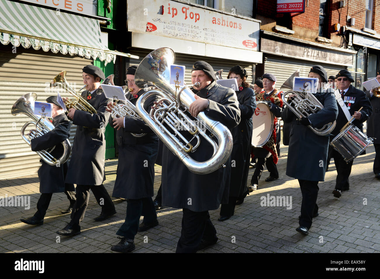 Wellington Brass Band marching al servizio del ricordo Parade 2014 Foto Stock