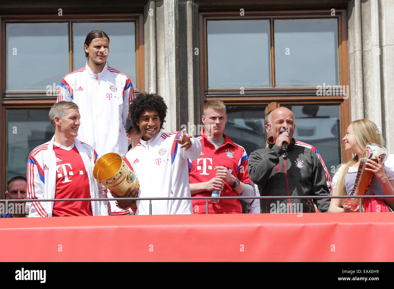 Il Bayern Muenchen presentando il trofeo per le ventole a Marienplatz dopo aver vinto la DFB Cup match finale. Dotato di: Bastian Schweisteiger,Dante Bonfin Costa Santos dove: Monaco di Baviera, Germania Quando: 18 Maggio 2014 Foto Stock