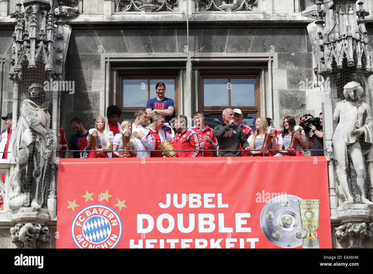 Il Bayern Muenchen presentando il trofeo per le ventole a Marienplatz dopo aver vinto la DFB Cup match finale. Dotato di: Dante Bonfin Costa Santos,Bastian SCHWEINSTEIGER,Manuel Neuer dove: Monaco di Baviera, Germania Quando: 18 Maggio 2014 Foto Stock