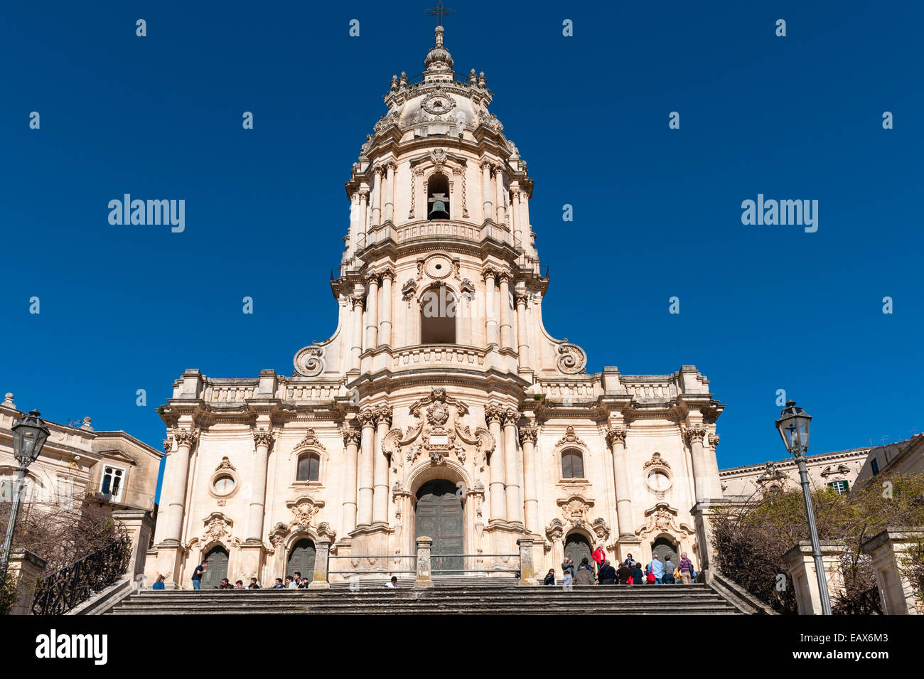 La facciata barocca siciliana (datata 1702) del Duomo di San Giorgio (Cattedrale di San Giorgio) a Modica, in Sicilia. L'architetto fu Rosario Gagliardi Foto Stock