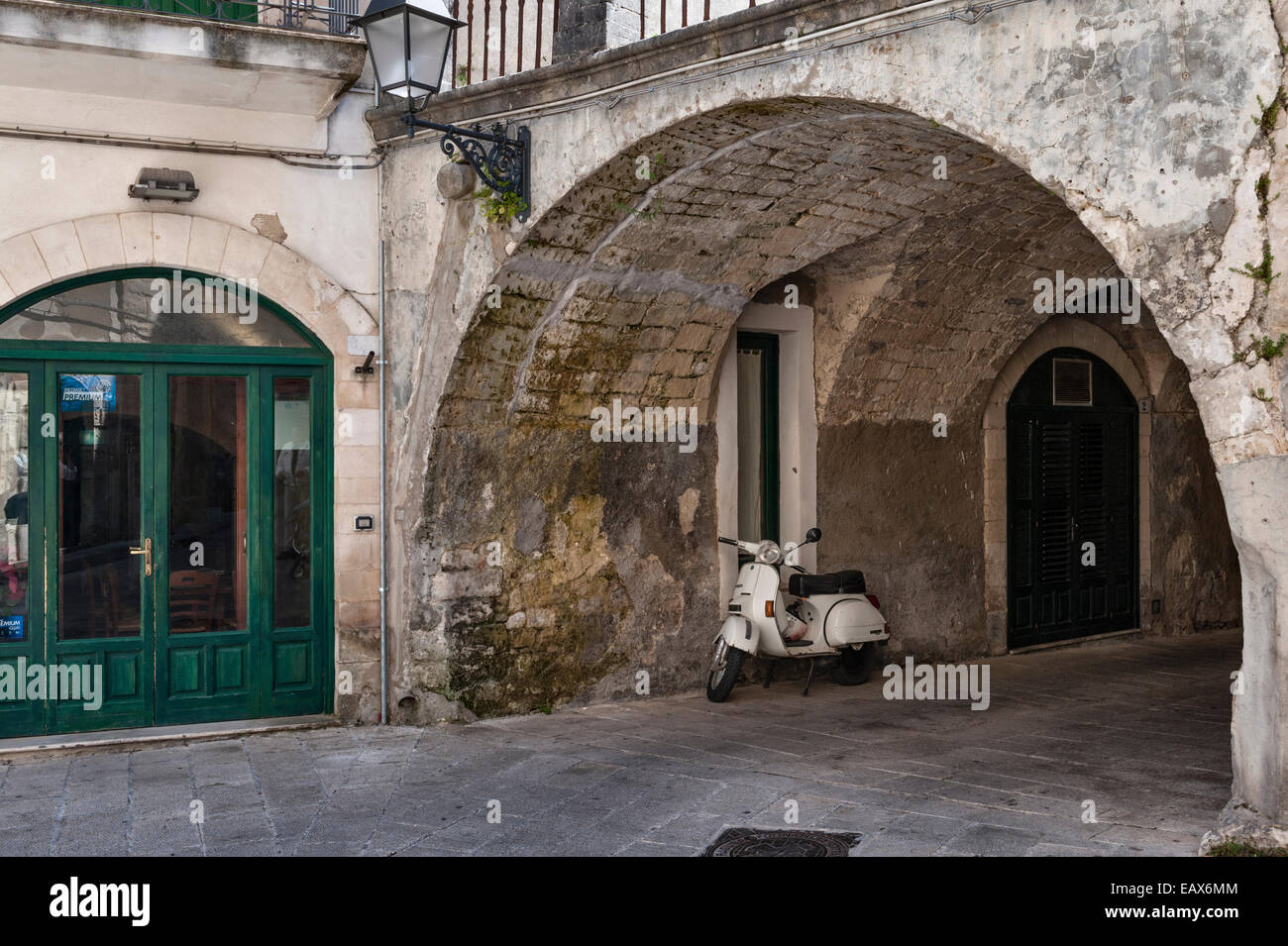 Una Vespa sotto un arco nel centro storico di Palazzolo Acriede, Sicilia, Italia Foto Stock