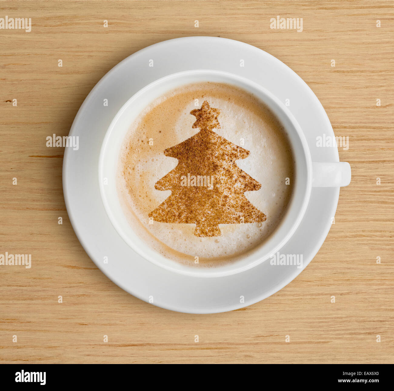 Tazza da caffè con la schiuma e albero di natale forma Foto Stock