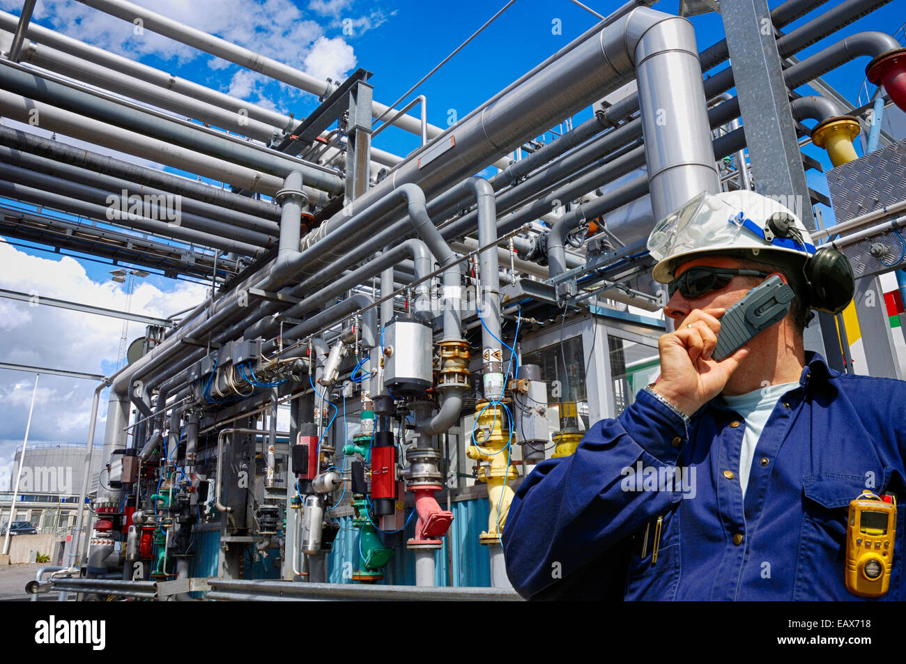 Il petrolio e il gas lavoratore con tubazioni all'interno della vista della raffineria Foto Stock