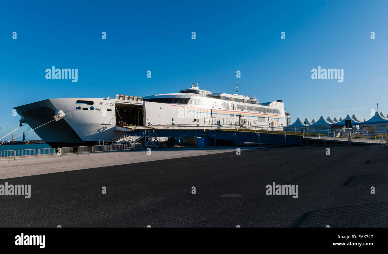 Il porto di Pozzallo, Sicilia, Italia. La Malta - Sicilia traghetto per  auto gestito da Virtu Ferries Foto stock - Alamy
