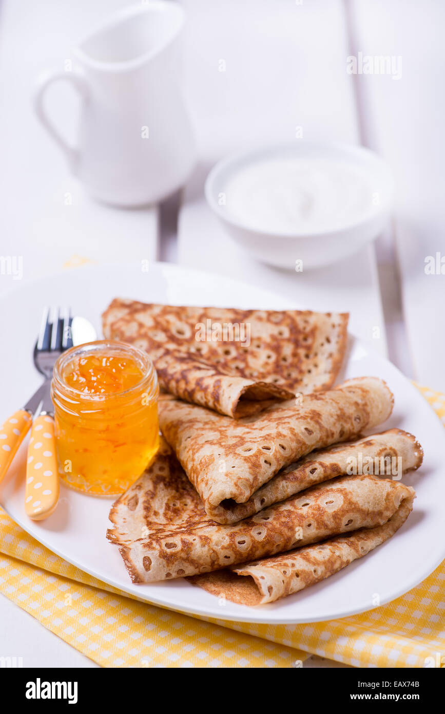 Crepes con marmellata di arancia e la panna acida, il fuoco selettivo Foto Stock