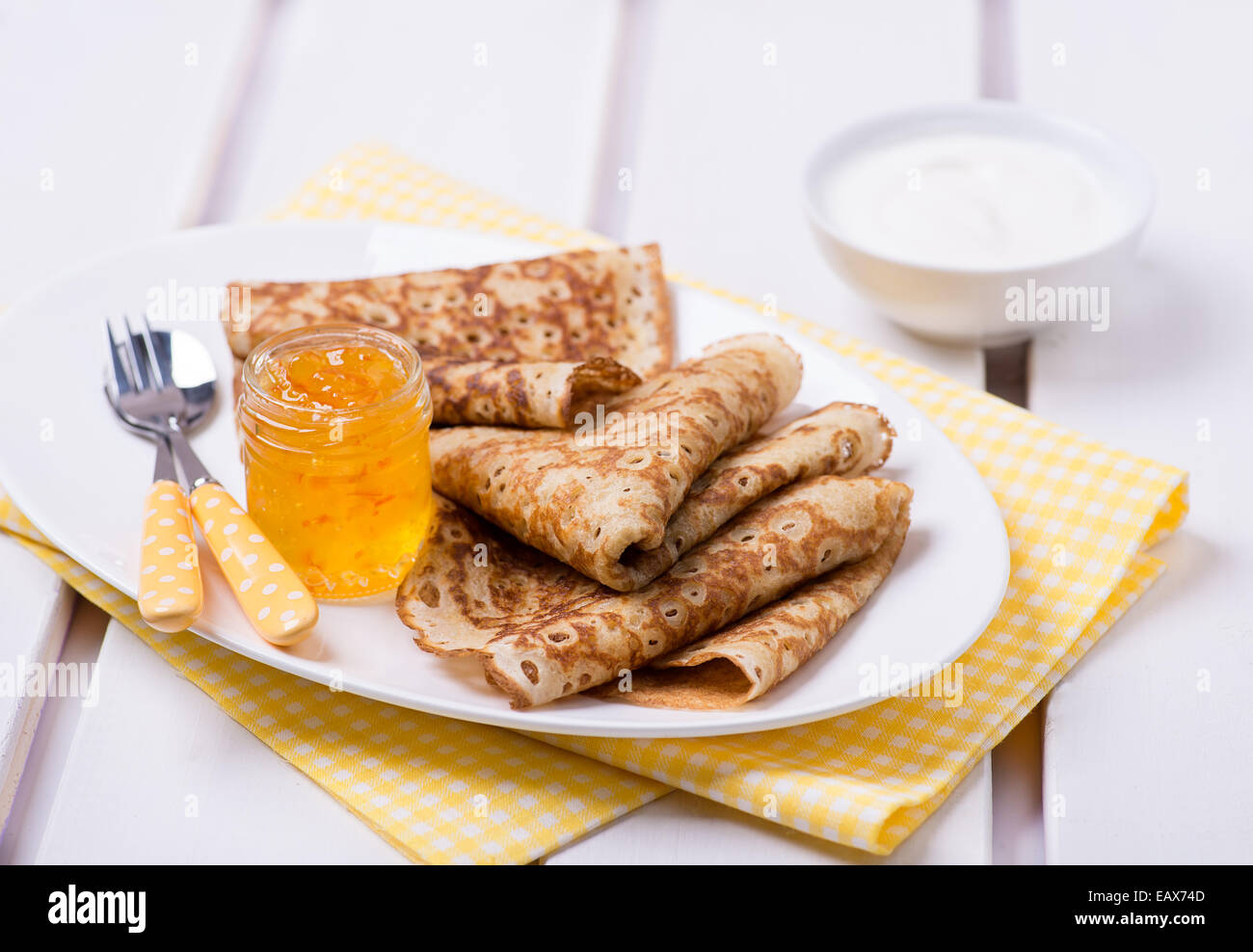 Crepes con marmellata di arancia e la panna acida, il fuoco selettivo Foto Stock