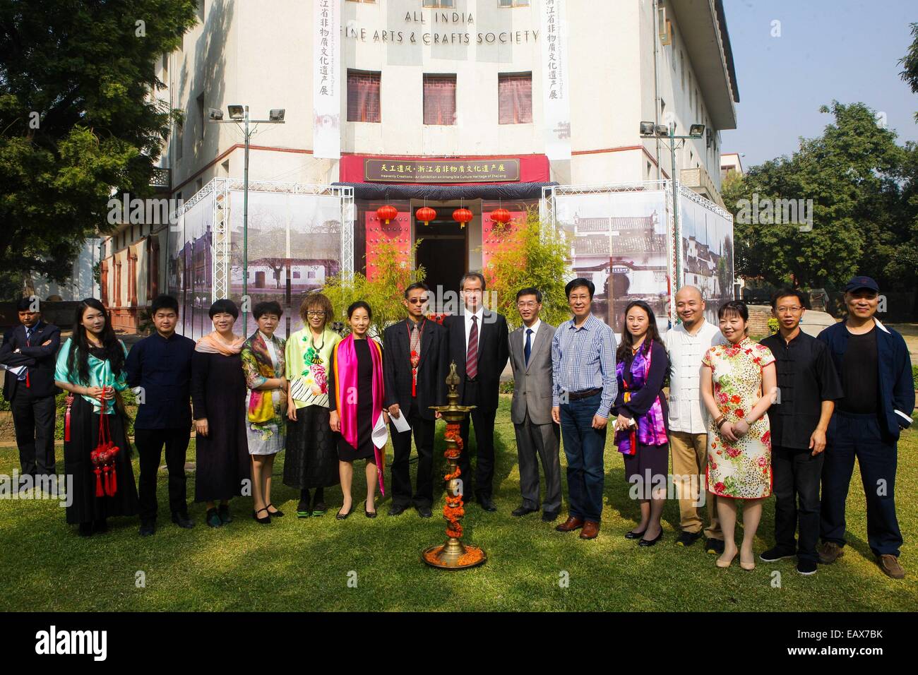 (141121) -- NEW DELHI, nov. 21, 2014 (Xinhua) -- gli ospiti e gli artisti rappresentano per le foto durante la cerimonia di apertura della celeste creazioni - Mostra sulla cultura immateriale patrimonio di cinese della Provincia di Zhejiang, in tutta l India Belle Arti e Mestieri Società in Nuova Delhi, capitale dell'India, il 9 novembre 21, 2014. I cinque giorni di mostra che ha dato dei calci a fuori qui il venerdì con una selezione di tipici immateriale patrimonio di cultura di Zhejiang, mostrerà una integrazione di statica artistiche e prestazioni dinamiche. (Xinhua/Zheng Huansong) Foto Stock