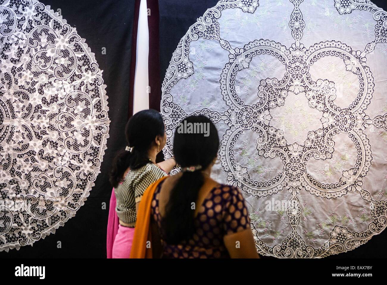 (141121) -- NEW DELHI, nov. 21, 2014 (Xinhua) -- Gli ospiti guarda il merletto Xiaoshan lavora presso la celeste creazioni - Mostra sulla cultura immateriale patrimonio di cinese della Provincia di Zhejiang, in tutta l India Belle Arti e Mestieri Società in Nuova Delhi, capitale dell'India, il 9 novembre 21, 2014. I cinque giorni di mostra che ha dato dei calci a fuori qui il venerdì con una selezione di tipici immateriale patrimonio di cultura di Zhejiang, mostrerà una integrazione di statica artistiche e prestazioni dinamiche. (Xinhua/Zheng Huansong) Foto Stock