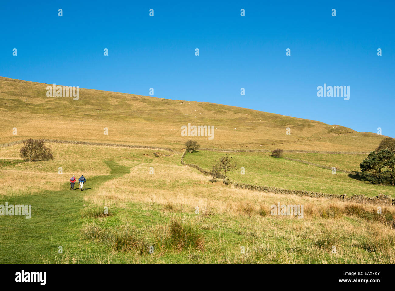 Due escursionisti in testa nelle colline a Edale nel distretto di picco su una bella e soleggiata giornata d'autunno. Foto Stock