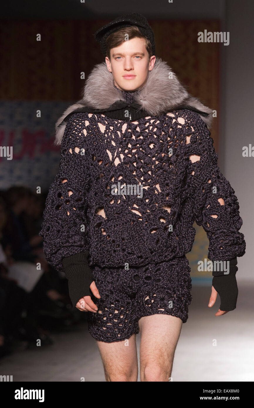Londra, Regno Unito. Il 21 novembre 2014. La moda in movimento presenta  base a Londra quirky Maglieria moda marchio 'ibling' con una sfilata in  galleria di Raffaello, V \u0026 A Museum di