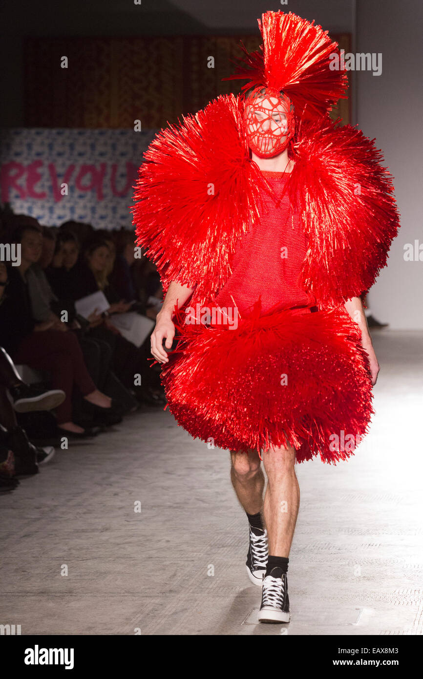Londra, Regno Unito. Il 21 novembre 2014. La moda in movimento presenta  base a Londra quirky Maglieria moda marchio 'ibling' con una sfilata in  galleria di Raffaello, V \u0026 A Museum di