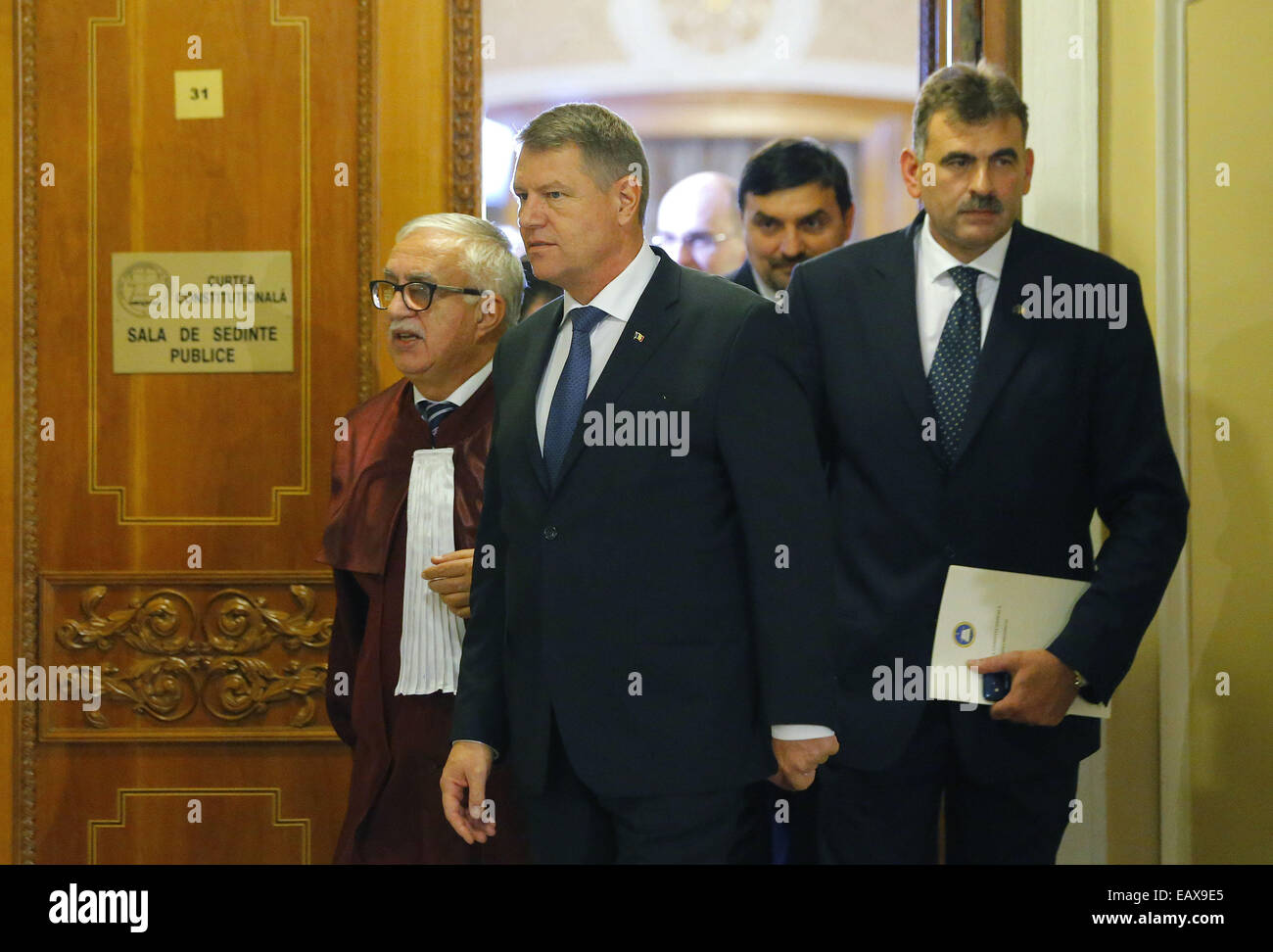 Bucarest, Romania. Xxi Nov, 2014. La Romania è eletto presidente Klaus Iohannis (anteriore) arriva al rumeno corte costituzionale a Bucarest, Romania, su nov. 21, 2014. Il rumeno la Corte Costituzionale ha giudicato venerdì per confermare i risultati delle recenti elezioni presidenziali runoff, installazione di Sibiu Sindaco della città Klaus Iohannis da Christian Alleanza liberale come nuovo presidente per un mandato di cinque anni. © Gabriel Petrescu/Xinhua/Alamy Live News Foto Stock