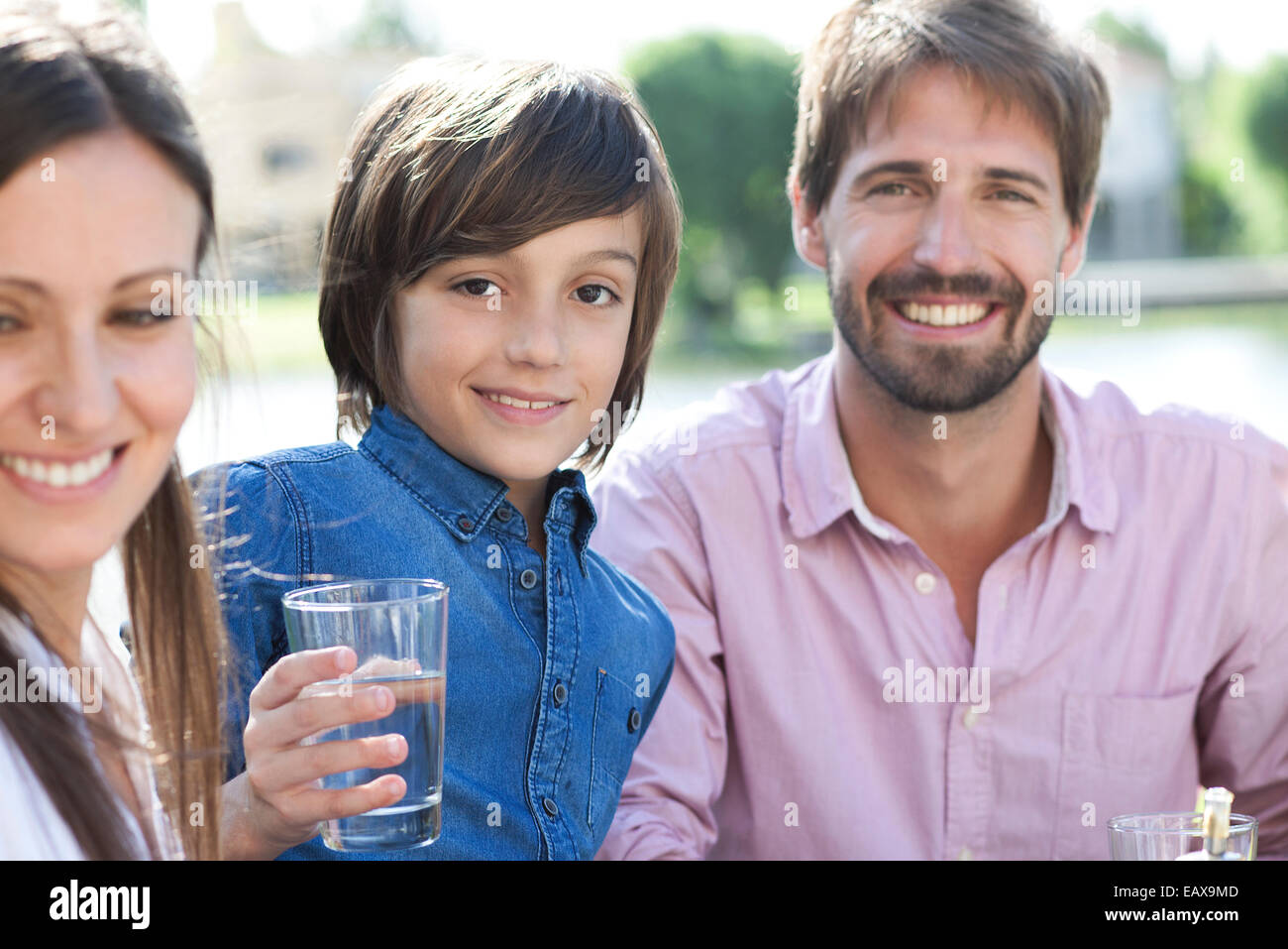 Famiglia rilassante insieme all'aperto Foto Stock